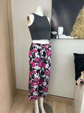 Floral Wide-Leg Crop Pants in Fuchsia Black